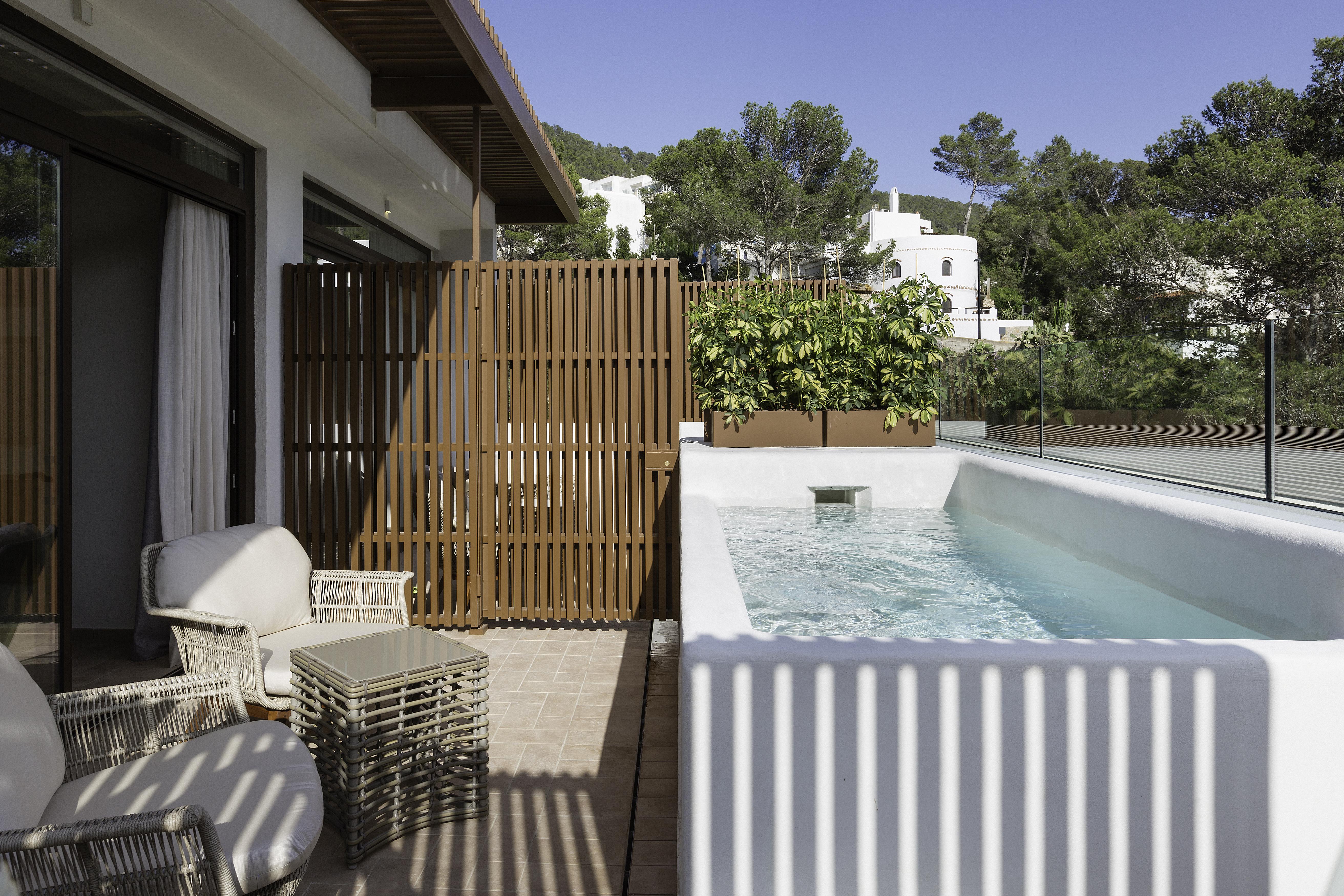 Cala San Miguel Ibiza Resort, Adults Only, Curio Collection By Hilton Port de Sant Miguel Exterior photo A private pool at a hotel