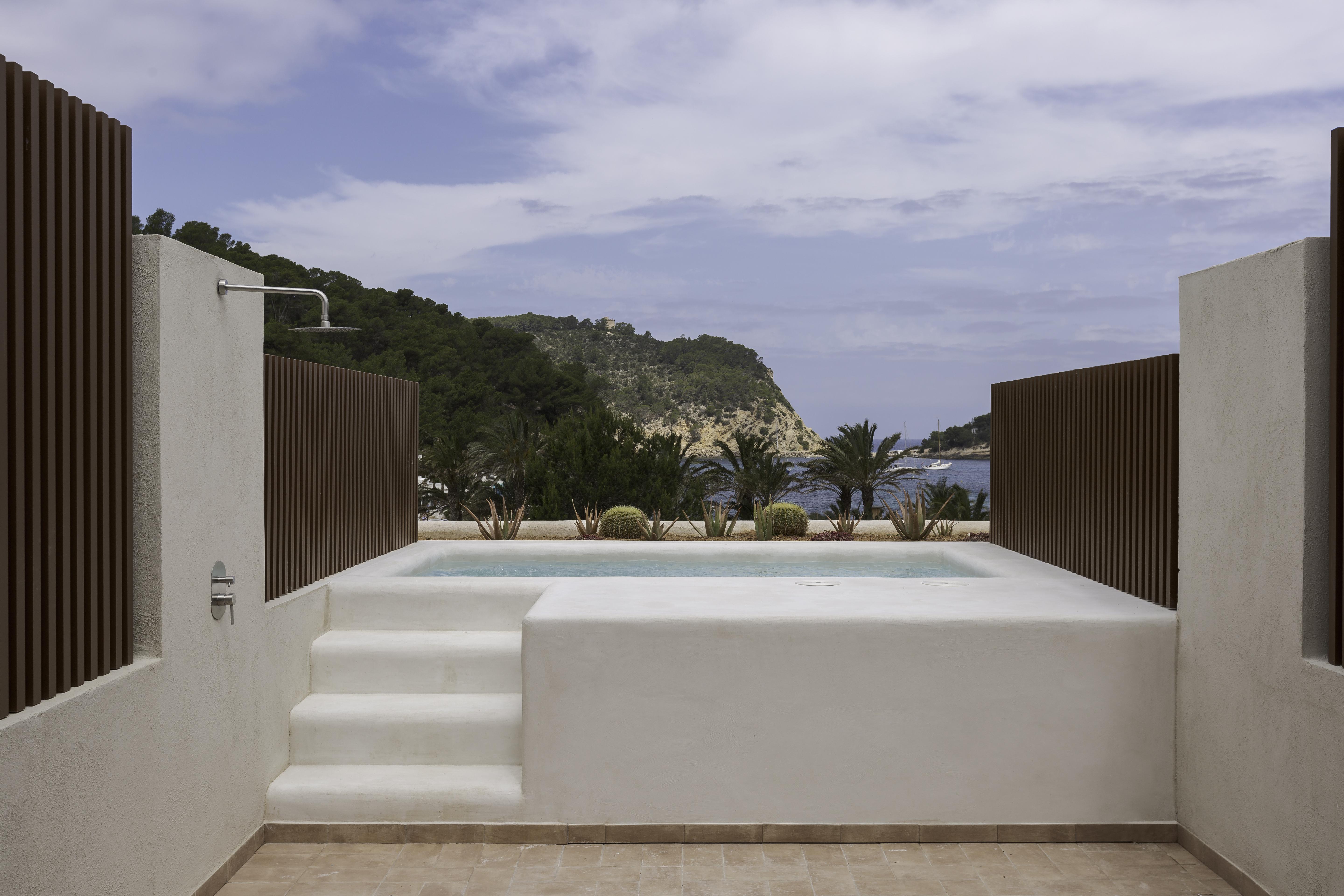Cala San Miguel Ibiza Resort, Adults Only, Curio Collection By Hilton Port de Sant Miguel Exterior photo A private pool at a hotel