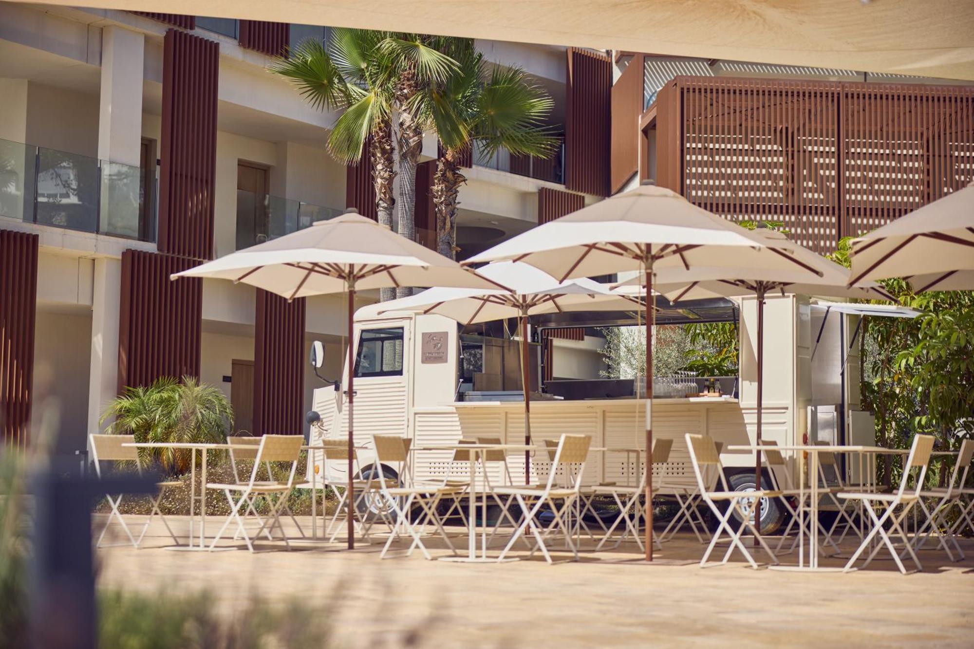 Cala San Miguel Ibiza Resort, Adults Only, Curio Collection By Hilton Port de Sant Miguel Exterior photo The hotel's pool bar